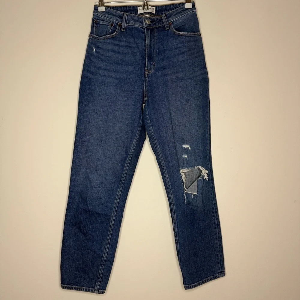 ABERCROMBIE + FITCH Curve Love The Mom High Rise Distressed Straight Leg Jeans
